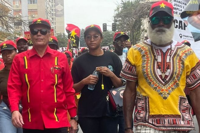 Simpatizantes e funcionários públicos marcha em apoio ao líder do MPLA