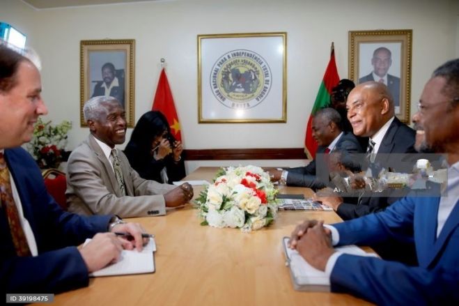 Líder da UNITA reúne-se com embaixador dos Estados Unidos da América