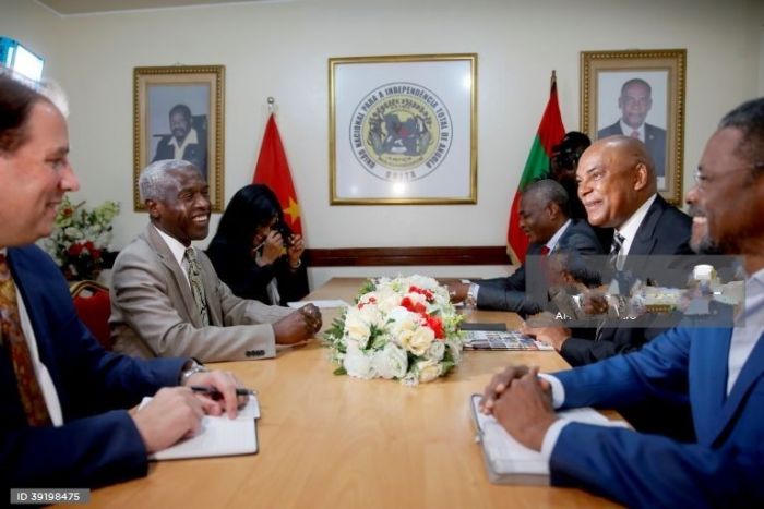 Líder da UNITA reúne-se com embaixador dos Estados Unidos da América