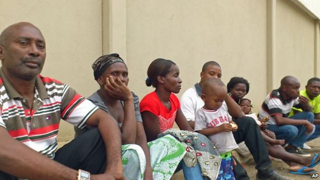 Familiares dos activistas Isaías Cassule e Abel Kamulingue