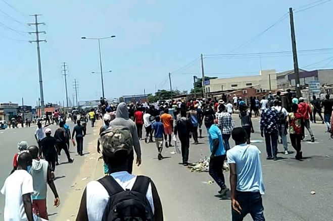 Polícia angolana dispersa manifestação contra a fome em Luanda com lançamento de gás lacrimogéneo