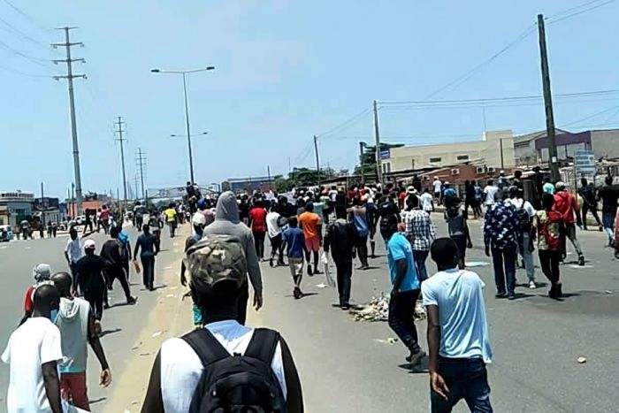 Polícia angolana dispersa manifestação contra a fome em Luanda com lançamento de gás lacrimogéneo
