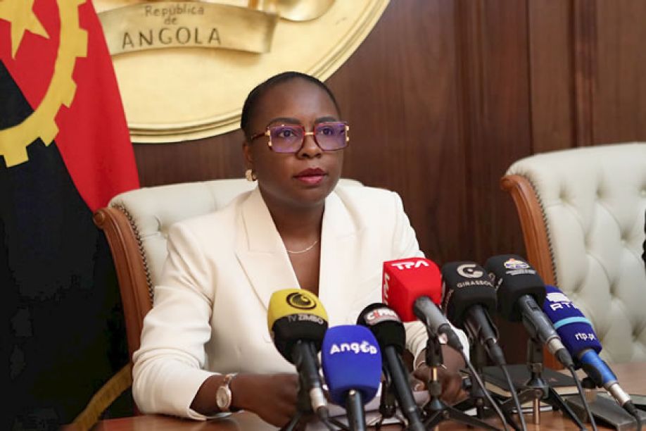 Ministra das Finanças diz que estratégia de endividamento é hoje “mais madura e transparente”