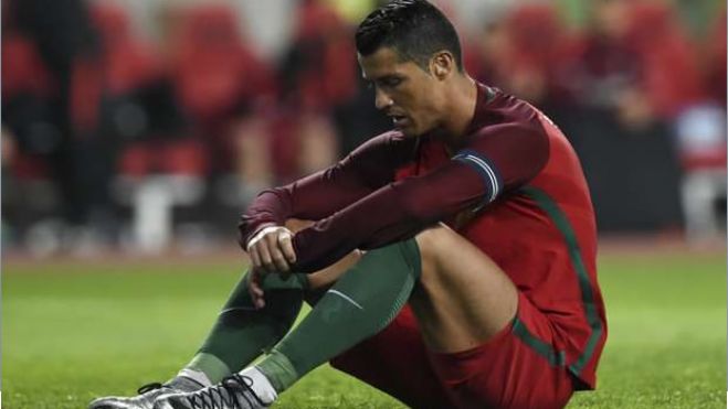 Ronaldo tira microfone a jornalista e atira-o para um lago - C\VIDEO