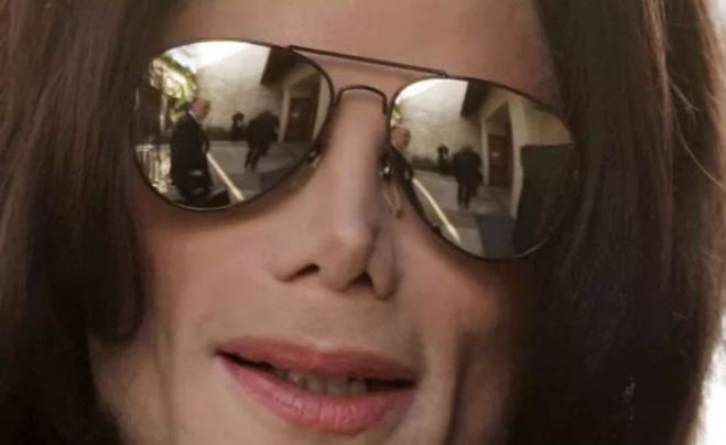 Ex-faxineira diz que Michael Jackson urinou no chão de casa