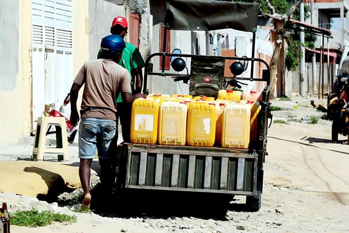 Cólera tornou apetecível negócio da água em Angola, preços mais do duplicaram