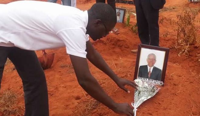 Secretário Geral da (JURA, braço juvenil da UNITA), Aly Mango.deposita flores