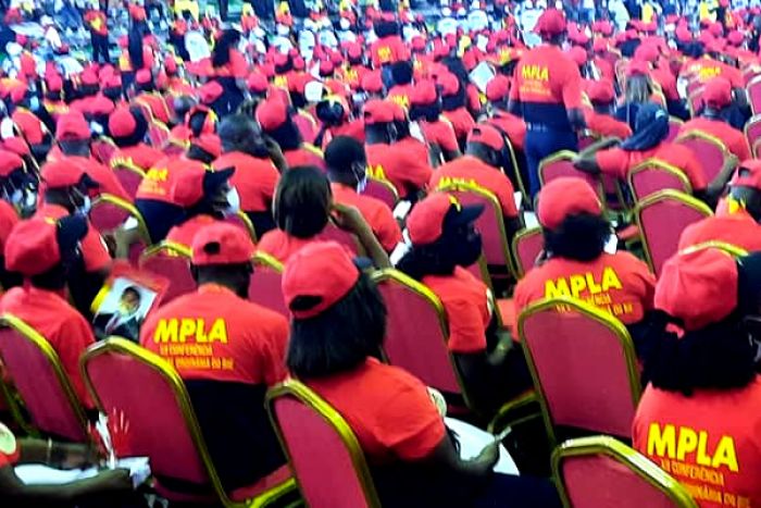 Sucessão: "MPLA não consegue alterar a Constituição"