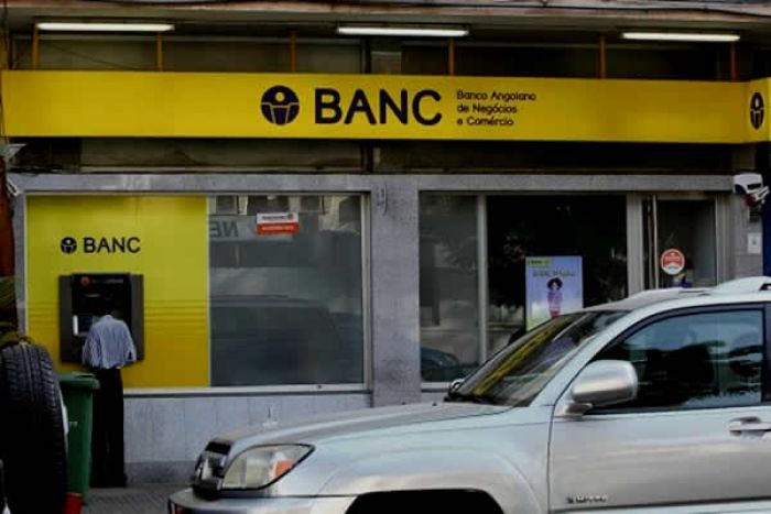 Funcionários do extinto banco angolano BANC queixam-se de "intimidação" para entregar as viaturas