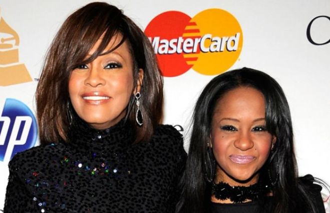 Bobbi Kristina, filha de Whitney Houston tem melhora de quadro clínico: 'Abre os olhos', afirma tia