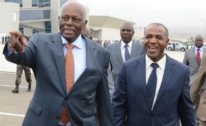 O Presidente da República de Angola, José Eduardo dos Santos, troca impressões com o governador da província Benguela, Isaac dos Anjos