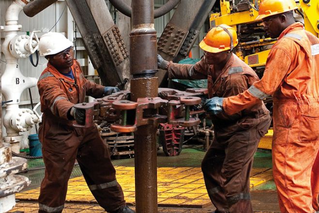 Angola aprova regime especial para aumentar produção petrolífera em "campos maduros"