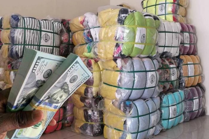 Variação cambial e taxas de importação complicam negócio da roupa usada em Angola
