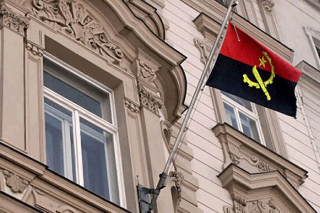 Adidos “pendurados” por suposta falta de dinheiro