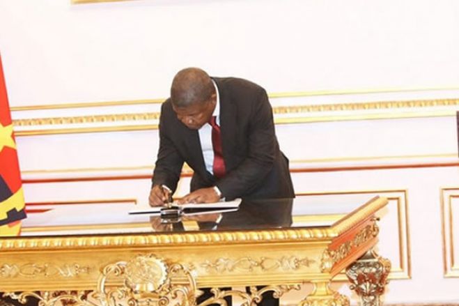 Presidente da República exonera e nomeia embaixadores