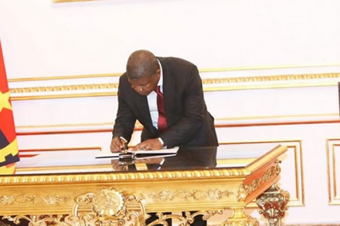 Presidente da República exonera e nomeia embaixadores