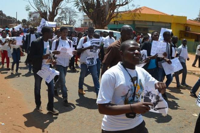 Estudantes protesta hoje em Luanda contra "gasosa" escolar