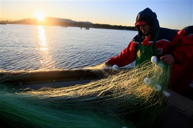 As redes mosquiteiras para travar malária em Angola estão a ser usados como redes de pesca