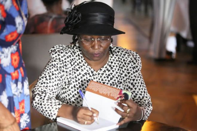 Florbela Malaquias na sessão de autógrafos do seu livro "HEROÍNA DA DIGNIDADE"