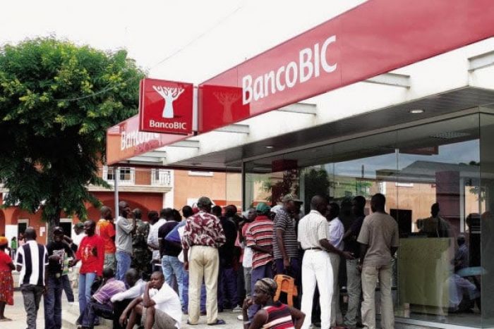 Dificuldade na compra de divisas leva BIC a optar pelo encerramento de 40 balcões e a prever o despedimento