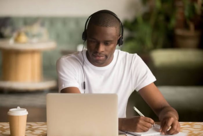 Quatro províncias angolanas ministram aulas à distância para estudantes universitários