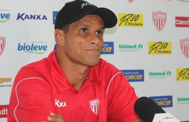 Rivaldo quer ser convocado para jogar no clube a que preside