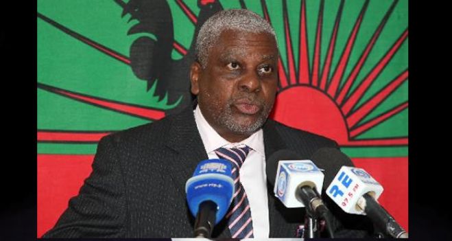 "Eduardo dos Santos tem dificultado a democratização"