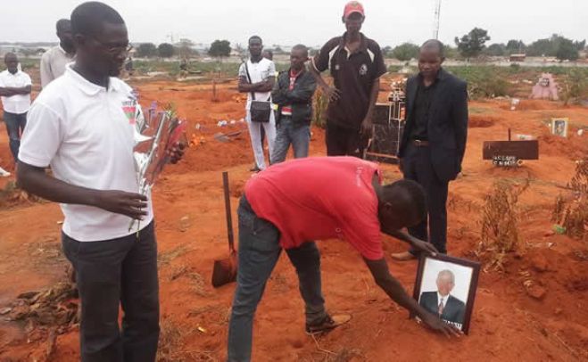 Secretário Geral da (JURA, braço juvenil da UNITA), Aly Mango.no funeral