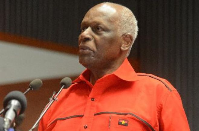 José Eduardo dos Santos diz que "falta de disciplina" trava desenvolvimento de Angola