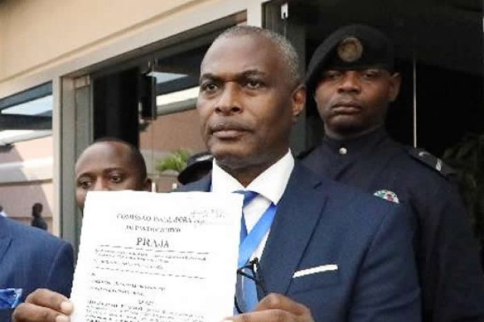 Abel chivukuvuku volta a piscar o “olho” ao tribunal constitucional