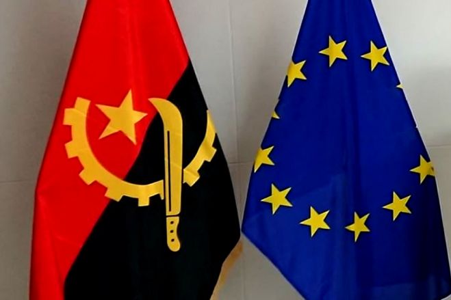 "Colisão dos indecisos" abondona Angola?