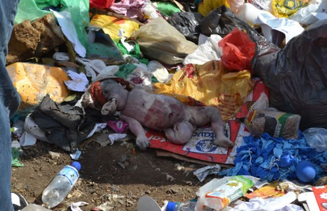 Atirar crianças ao lixo vira moda