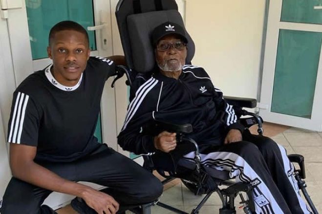 Temores sobre a saúde de Mugabe: Ex-ditador do Zimbábue parece frágil em fotos divulgadas pelo filho