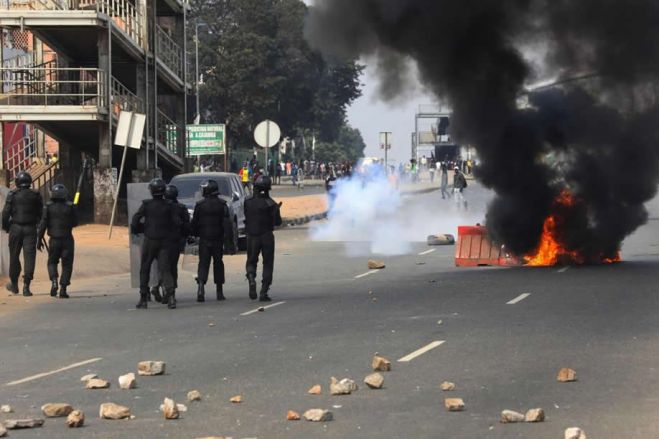 Polícia dispersa com gás lacrimogéneo protesto contra aumento da tarifa de táxi e do gasóleo