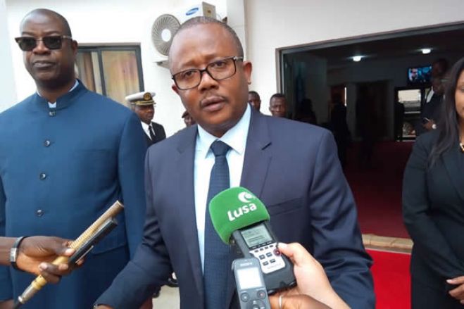 João Lourenço é "um ingrato" que persegue quem lhe deu o poder "de bandeja"