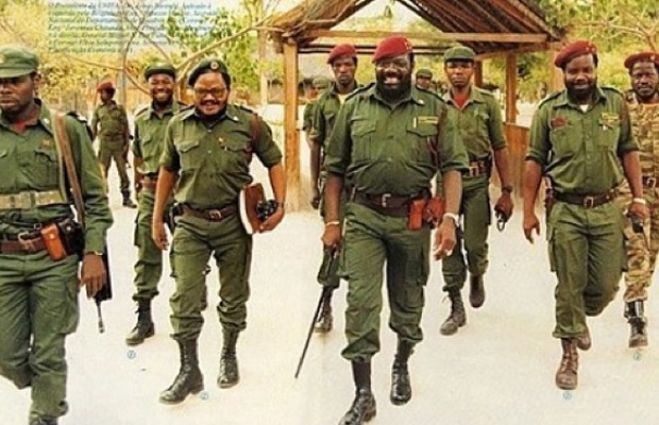 Jonas Savimbi na Jamba com, Jeremias , Miguel Nzau Puna, S.G, et Salupeta Pen