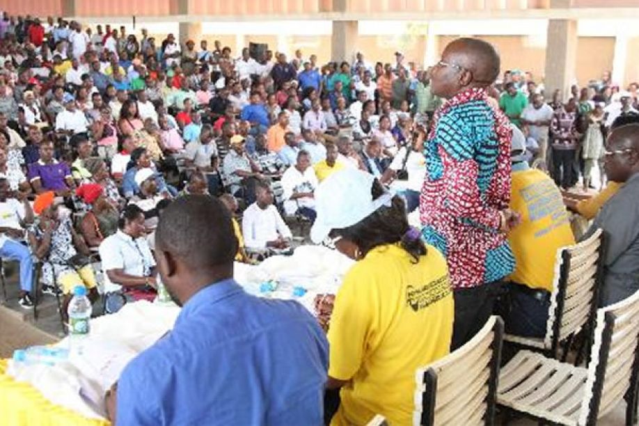 Professores angolanos decidem no sábado em assembleias provinciais greve às aulas