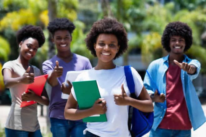 Estudantes universitários em Angola céticos com reinício das aulas