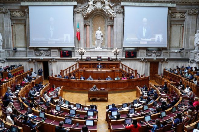 Parlamento português condena violência em Moçambique mas deixa cair não reconhecimento dos resultados