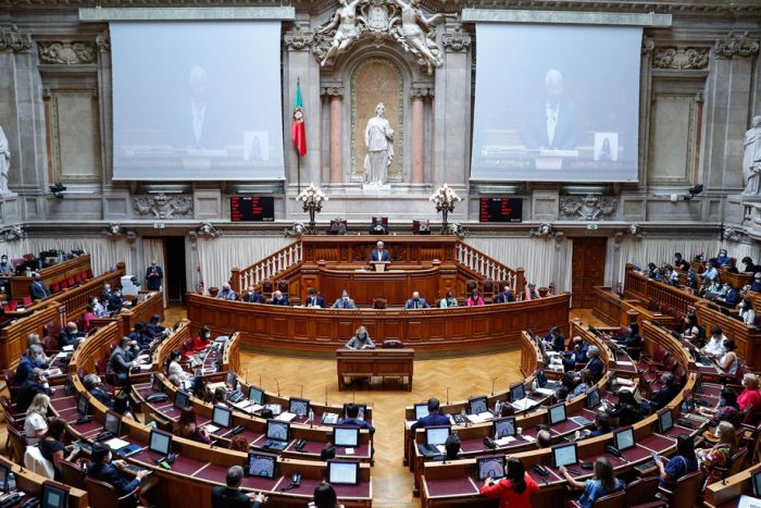 Parlamento português condena violência em Moçambique mas deixa cair não reconhecimento dos resultados