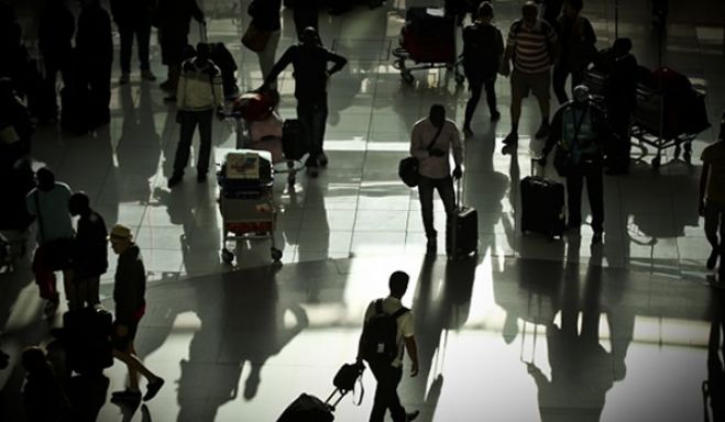 Com o mercado informal, ganha quem consegue viajar e trocar dólares em Portugal.