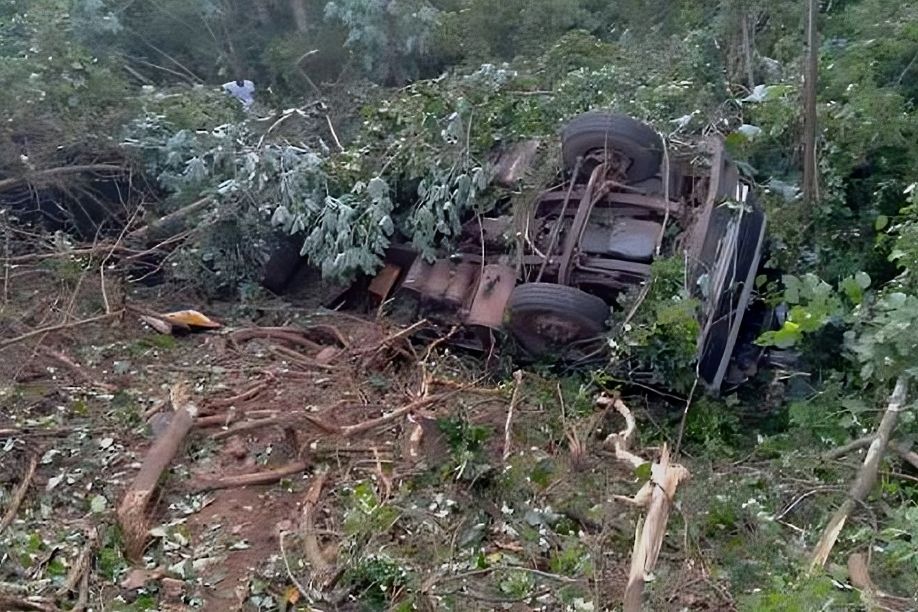 Treze mortos e 11 feridos em capotamento de camião na província do Zaire