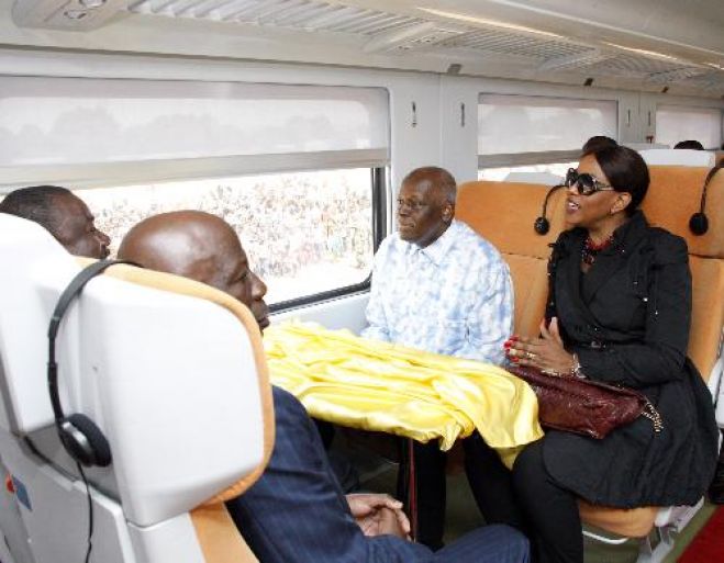 O Presidente da República José Eduardo dos Santos, acompanhado pela Primeira Dama Ana Paula dos Santos, viaja no comboio para a cidade do Lwena, província do Moxico-Angola