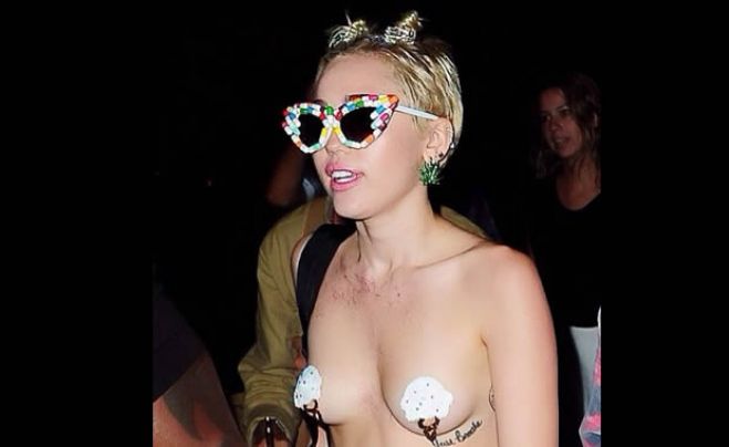 Miley Cyrus vai a festa seminua