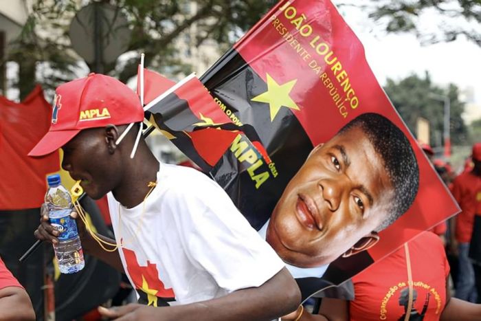 Os estilhaços que estão a “ferir” o MPLA: se não muda, perde o poder “nas urnas ou pela força”