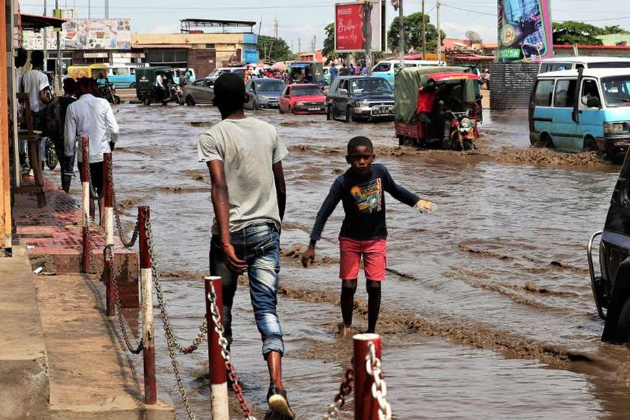 Um morto e mais de cem famílias desalojadas em Luanda devido às chuvas
