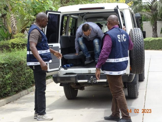 Detidos três indianos por reabrirem fábrica de "whisky de pacotinho"