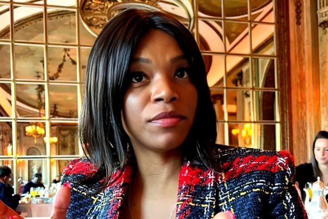 Tchizé dos Santos questiona legitimidade de João Lourenço após condecorar o pai