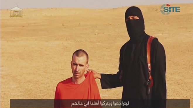 Encapuzado, o terrorista de cidadania britânica apelidado de 'John' é visto ao lado do refém David Haines, o terceiro estrangeiro decapitado pelo Estado Islâmico (EI) na Síria