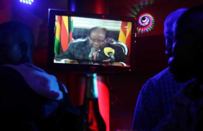 "Surdo e cego, Mugabe desafia tudo e todos e fica à mercê do impeachment
